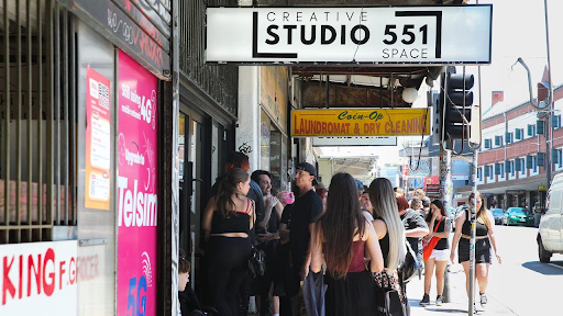 HEARTBREAK OR HEATSTROKE? Why Huge Queues Scorched in the Heat to Meet Yungblud in Sydney’s Vibrant Newtown!