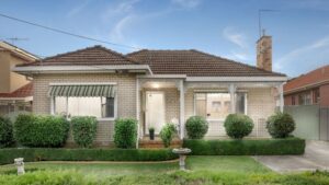 A vacant rare patch of grass in Melbourne suburb Aberfeldie sold for a record-breaking $1.68 million.